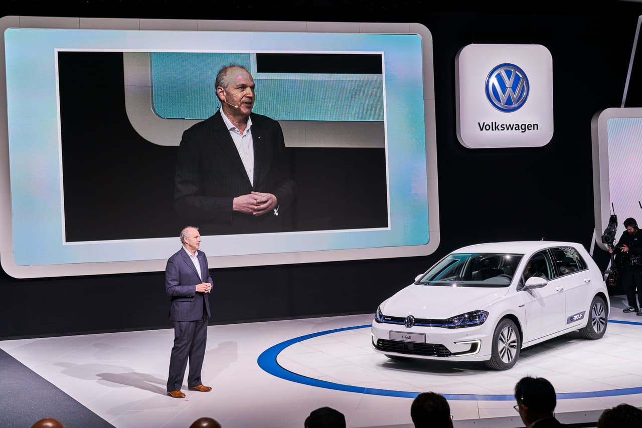 El Volkswagen e-Golf utiliza una batería de iones de litio cuya capacidad fue aumentada a 35.8 kWh, de los 24.2 kWh que almacenaba en el modelo que reemplaza.
<br>