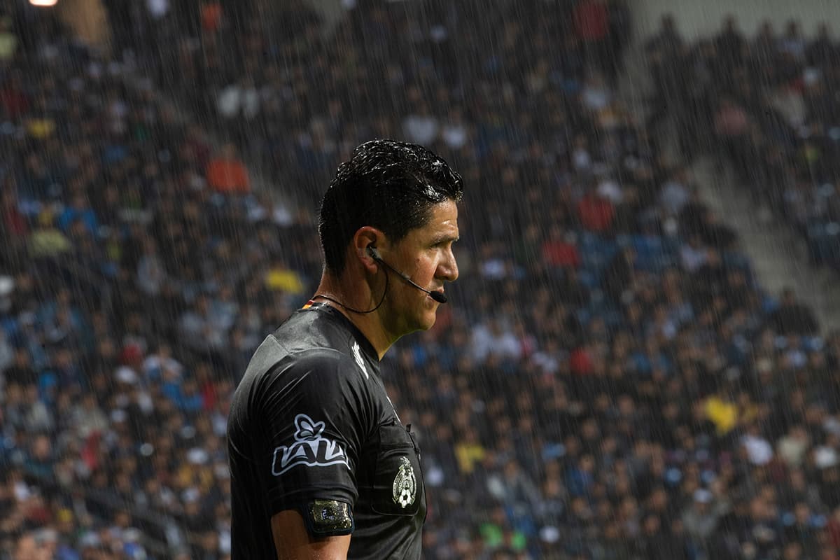 Una noche para el olvido del árbitro Fernando Guerrero, protagonista en el juego por sus decisiones.