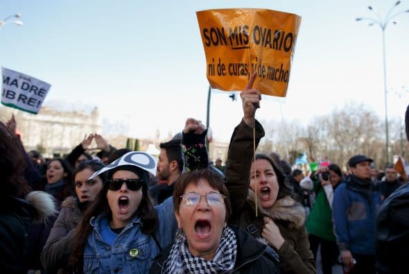 Decenas de miles de personas marcharon el sábado hacia el parlamento español.