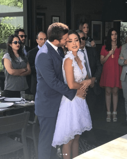 Muy emocionada, Edna lució un vestido hecho para ella en exclusiva por la diseñadora Marcela Colokuris, que ha diseñado vestidos de gala también para Belinda y Camila Sodi, entre otras famosas.