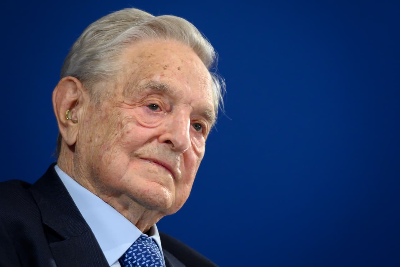 <b>Puesto 2. George Soros</b>
<br>
<br>Donaciones de por vida: 16,800 millones de dólares.
<br>
<br>Porcentaje del patrimonio neto donado: 66.1%.
<br>
<br>Patrimonio neto: 8,600 millones de dólares.
<br>
<br>Enfoque de sus aportes: democracia, educación, antidiscriminación y salud.
<br>
<br>El inversionista multimillonario de 90 años está detrás de Warren Buffet y Bill y Melinda Gates en términos de donaciones totales de por vida, pero los supera en el porcentaje de su patrimonio dedicado a la caridad. Sus aportes son canalizados a través de la Fundación Open Society.
<br>