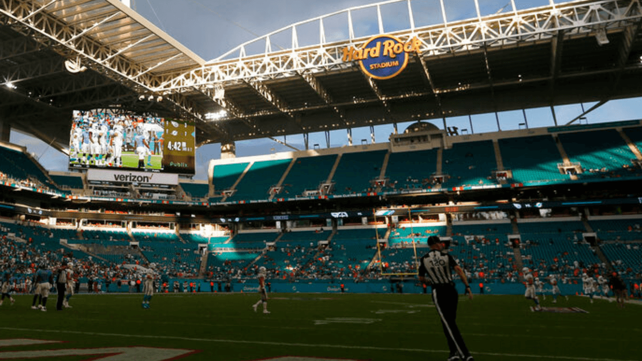 En el 2016, Hard Rock International y los Miami Dolphins anuncian un acuerdo de derechos de nombre por 18 años para el Hard Rock Stadium en Miami, Florida.