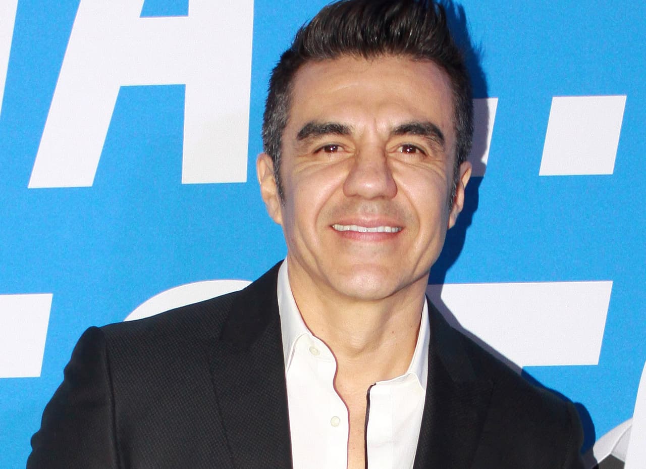 Adrián Uribe disfruta de una dulce siesta junto a su hija Emily 