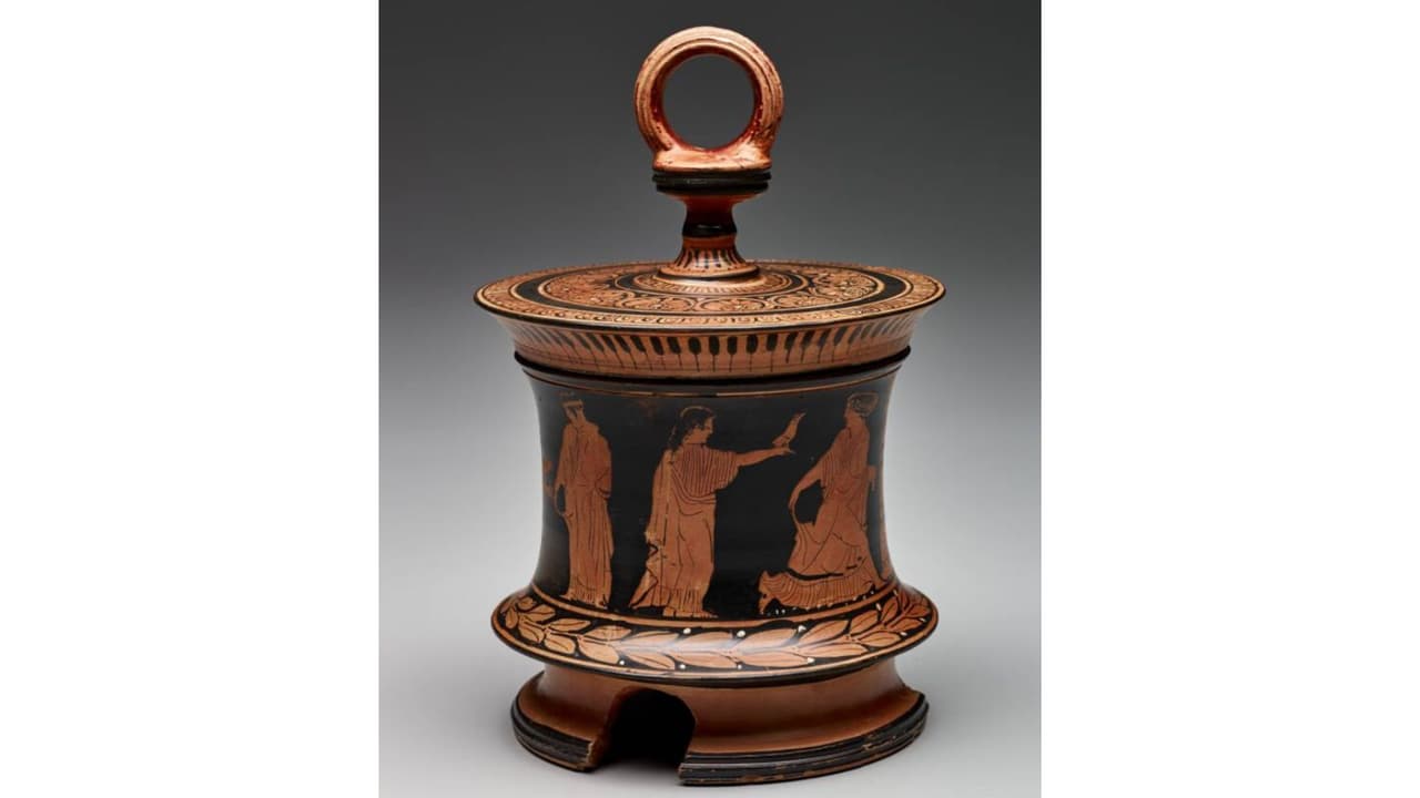 Esta pieza está identificada como "
<b>Red Figure Pyxis</b>" y data del 450 antes de Cristo, su valor también es millonario. Esta fue una pieza regalada por el Junior League of Dallas para el Museo de Arte de Dallas. También resultó dañada y tenía un costo millonario.