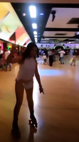 La actriz de 40 años de edad compartió que no patina nada mal.