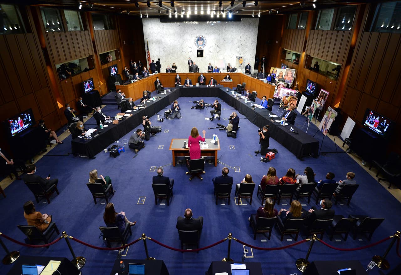 El momento de la juramentación de Barrett antes de comenzar la audiencia. Los demócratas manifestaron su rechazo tajante a confirmar a la jueza a tres semanas de las elecciones y han recordado que los republicanos no permitieron que en 2016 Barack Obama sustituyera al juez Antonin Scalia con el argumento de que no podía hacerse en año electoral.