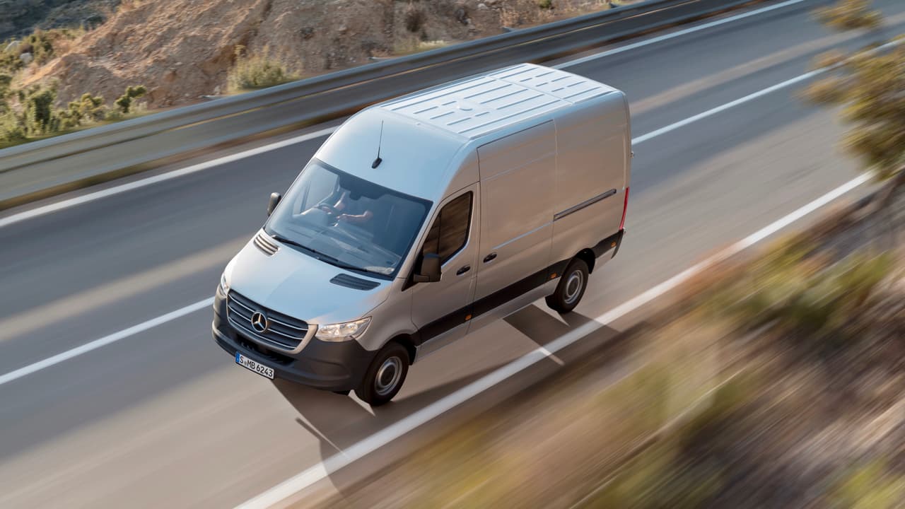 La tercera generación de su línea de vehículos comerciales Sprinter de Mercedes-Benz cuenta con: 
<b>van de carga </b>(en la imagen), con capacidad y espacio de carga incrementados; van de pasajeros, y vehículo panel chasis configurable.