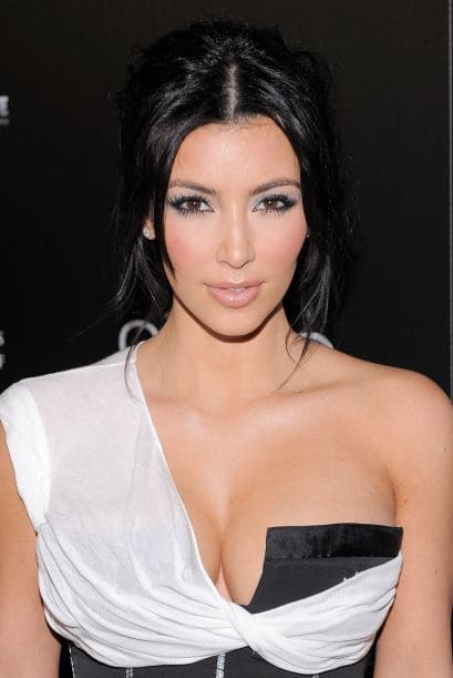 Las modas que luce Kim Kardashian siempre son tema de conversación entre los ‘fashionistas’. Y nos es para menos, ya que a Kim le encanta lucir sus curvas en confecciones ceñidas al cuerpo y escotes que dejan muy poco a la imaginación. Aquí recorremos los ‘looks’ donde Kim K ha presumido su tremenda “pechonalidad”. ¿Quieres ver más? las mejores del mundo del entretenimiento aquí