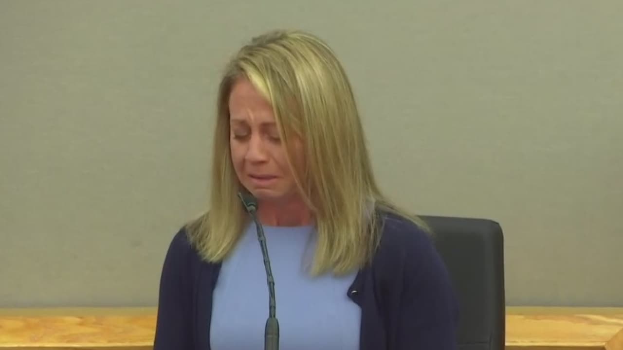 Amber Guyger rompe en llanto al testificar en su propio juicio