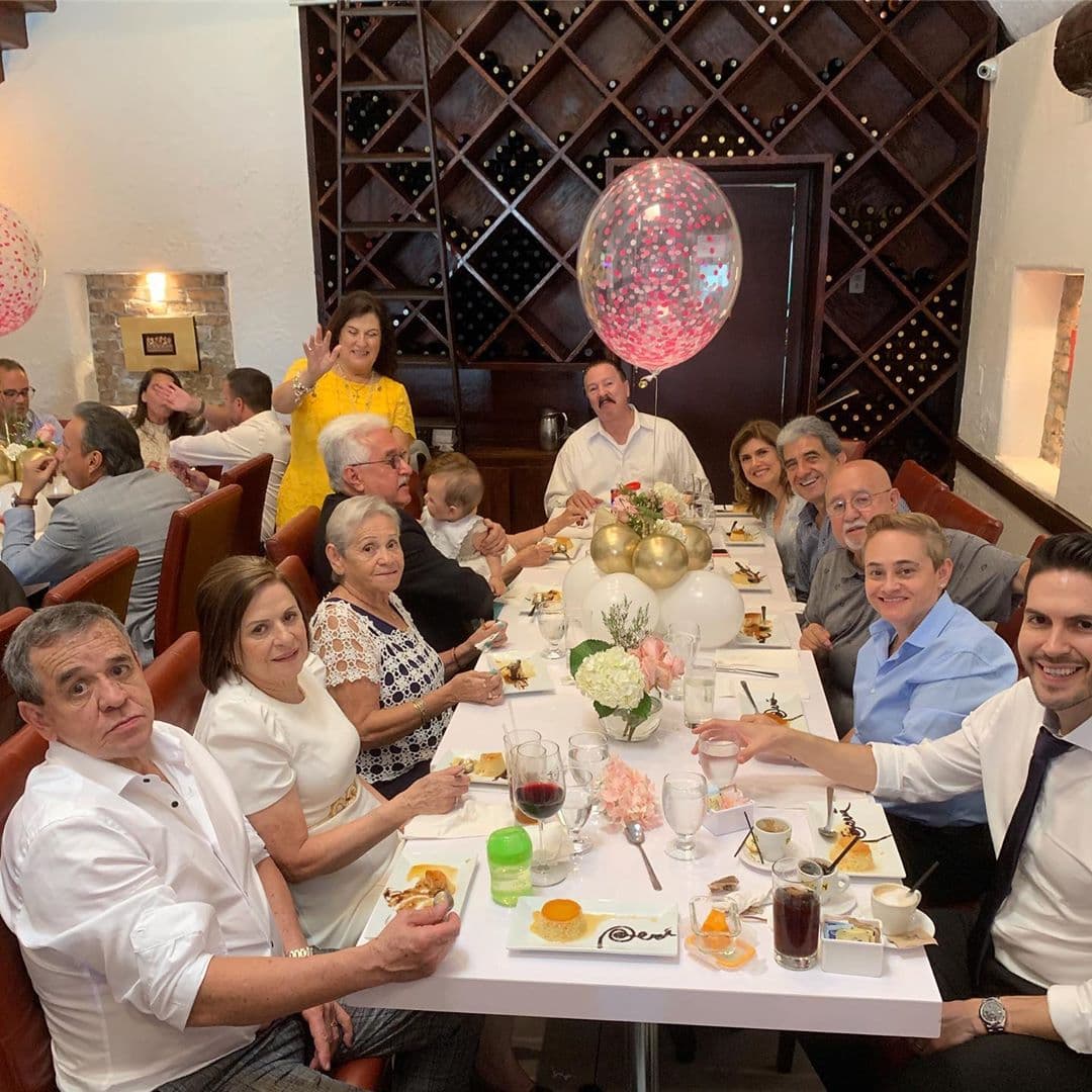 Abuelos, tíos y amigos cercanos de Chloé se dieron cita para festejar con amor este acontecimiento importante en su vida.