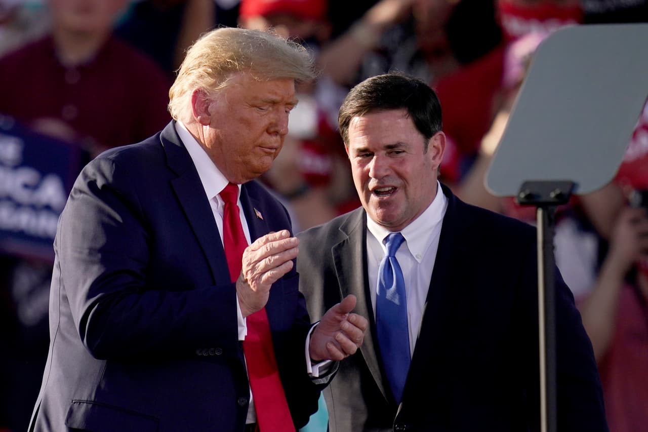 De los halagos a los insultos: Doug Ducey se defiende de los ataques de Donald Trump