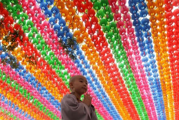 Un niño ora durante la ceremonia en Seúl, Corea del Sur.