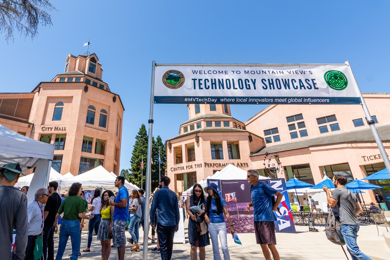 <b>Puesto 14. Mountain View, California</b>
<br>
<br>Valor promedio de una vivienda: 1,413,500 dólares.
<br>
<br>Promedio de la mensualidad de la hipoteca: 3,720 dólares.
<br>
<br>Porcentaje de unidades de vivienda con hipoteca: 70.2%.
<br>
<br>Porcentaje de propietarios de viviendas: 41.6%.
<br>
<br>Ingreso familiar promedio: 139,720 dólares anuales.
<br>