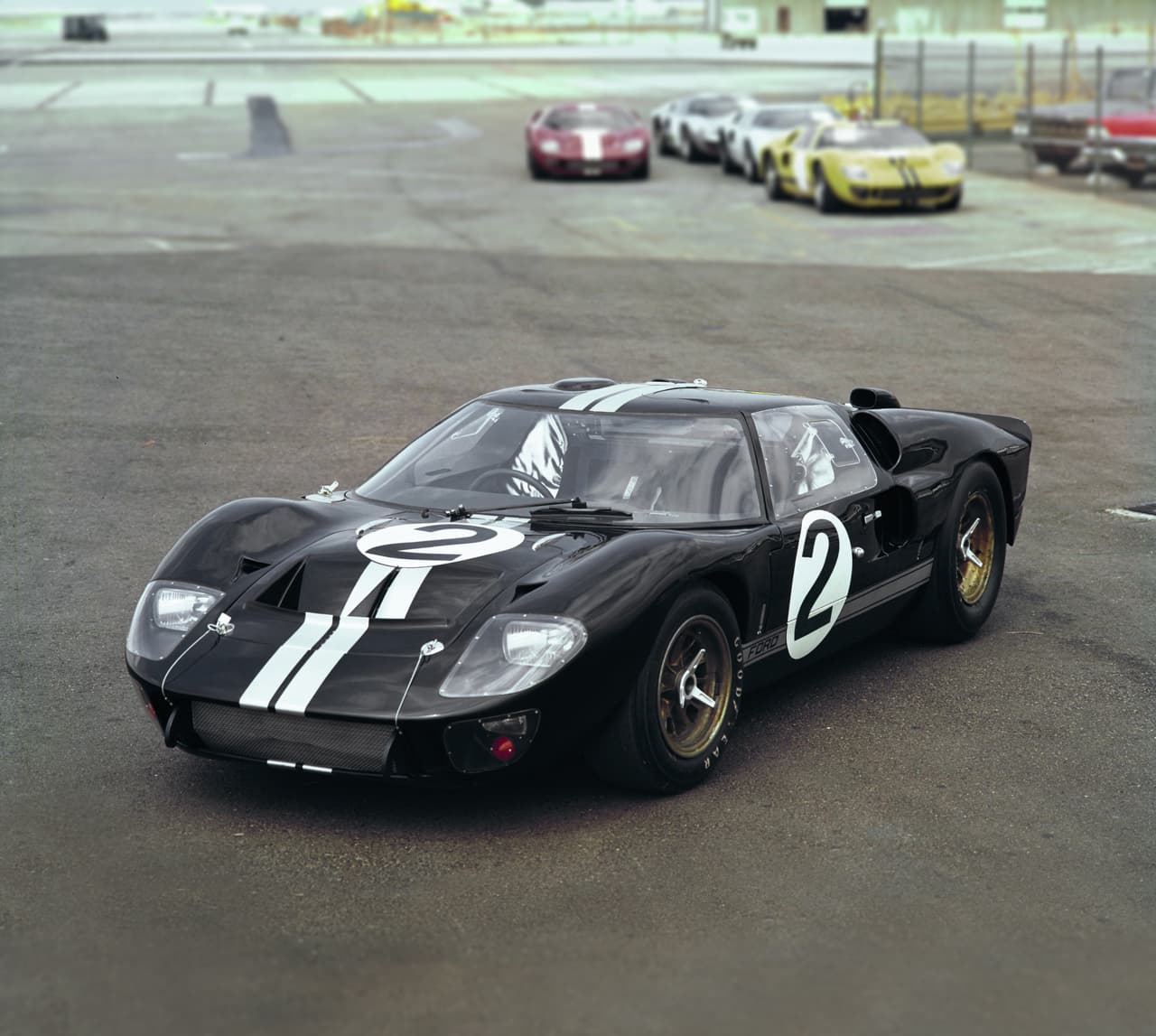 El 
<b>Ford GT40 Mk.II. </b>desarrollado para 1966 era visualmente indistinguible del Mk.I. sin embargo detrás de sus asientos albergaba una versión de 427 cid (7.0 litros) del V8 ‘bloque grande’ que Ford usaba en el Ford Galaxie y en sus autos NASCAR del día. Carroll Shelby, el legendario corredor texano, fue el encargado de preparar al Mk.II para que pudiera negociar con éxito la potencia del nuevo motor y poder competir en serio en el circuito de resistencia de 1966, especialmente en las 24 Horas de Le Mans.