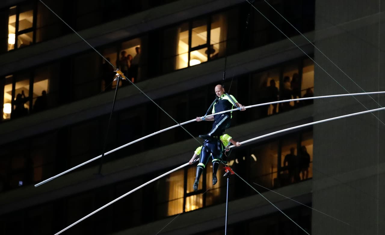 Cada uno de los hermanos caminó desde un extremo de la cuerda, que se extendió desde el sur de la icónica plaza, en la calle 42, hasta el norte, en la 47, lo que ha supuesto un recorrido de unos 1,312 pies (400 metros) manteniendo el equilibrio y encontrándose a mitad.
<br>