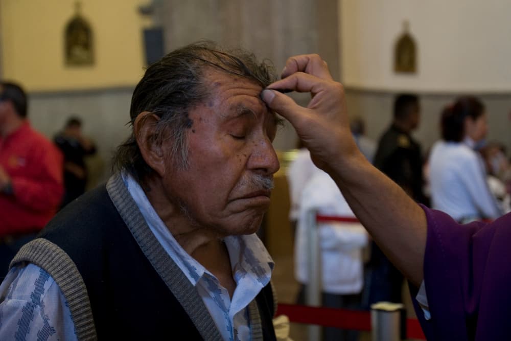 Entre estos sacrificios se encuentra el ayuno, el cual consiste en hacer una sola comida fuerte al día. También se encuentra la abstinencia, que significa no comer carne, específicamente los viernes. Se cree que la abstinencia es obligatoria a partir de los 14 años y el ayuno, de los 18 a los 59 años.