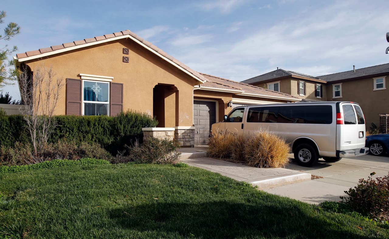 El caso se descubrió cuando una joven de 17 años, una de las hijas,
<b>se escapó y notificó al 911 lo que ocurría en la casa</b> y las condiciones en que estaban sus otros 12 hermanos. Esa menor estaba en tal estado de malnutrición que pensaron tenía solo 10 años inicialmente.