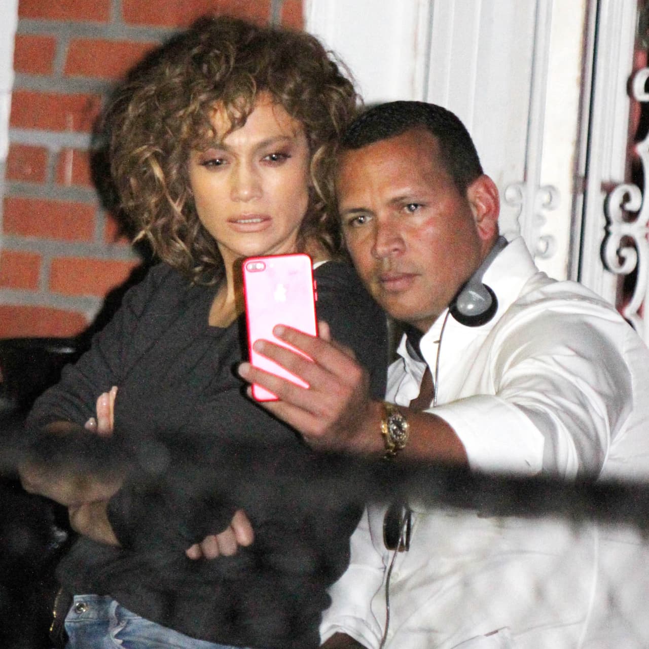 De los dos, quien más utiliza el celular es Alex Rodríguez.