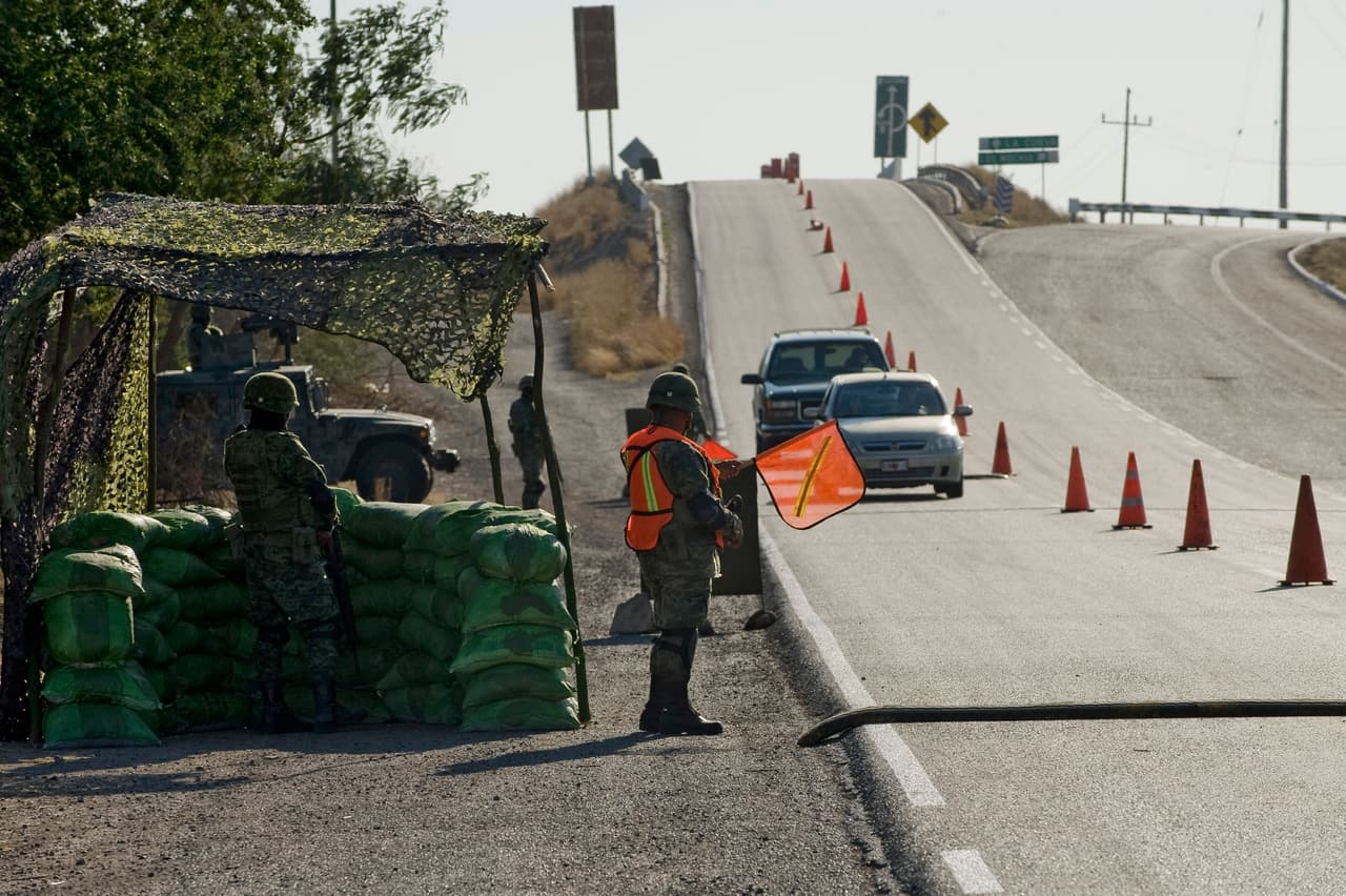 Militares rastrean al Chapo Guzmán en la sierra de Sinaloa