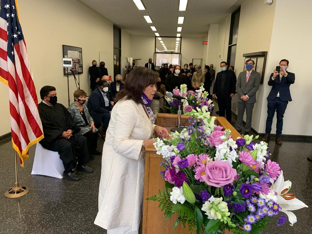 Martínez llegó al Senado del Estado de Illinois en 2003 y su elección marcó la primera vez que una mujer hispana fue elegida para ese puesto en la historia de Illinois.