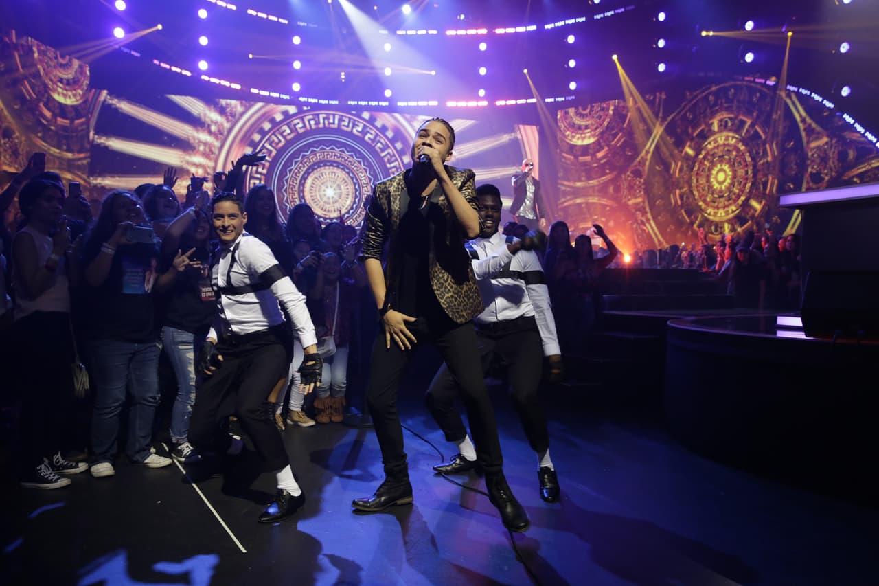 Enseguida continuaron los chicos, como Bryan desde abajo del escenario.