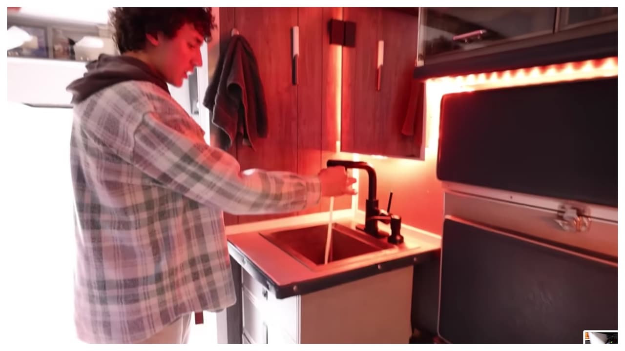 “Para mí era importante que mi vivienda tuviera cada detalle que tenía el apartamento en el que vivía, pero sobre cuatro ruedas”, por eso incluyó un fregadero, que a la vez es su lavamanos, con un potente grifo.