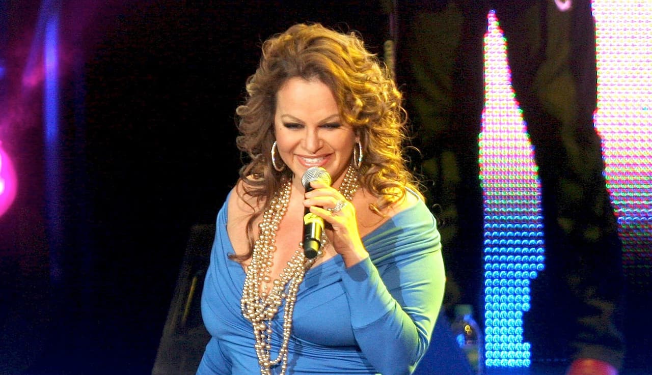Jenni Rivera fue una de las cantantes más exitosas de la música regional mexicana pero no sólo se destacó por su música, Jenni se convirtió en una diva que logró atrapar a su público con su personalidad hasta convertirse en una leyenda. Mira las razones por las que se hizo legendaria y no te pierdas muy pronto 'Su Nombre Era Dolores, La Jenn Que Yo Conocí', la serie que te contará todos sus secretos en Univision.