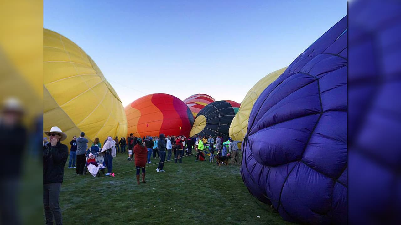 Los pilotos de los globos aerostáticos los llevan a una altura específica para entrar en las corrientes de aire y así encontrar una dirección.