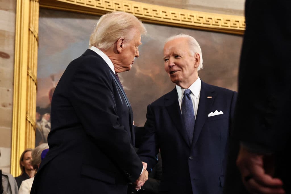 El nuevo presidente de EEUU, Donald Trump, saluda al ahora exmandatario Joe Biden, en el Capitolio este 20 de enero de 2025.