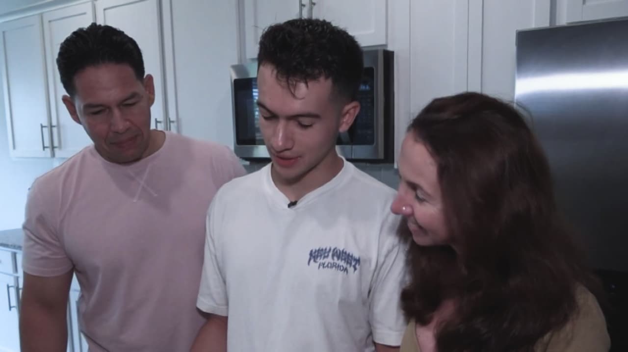 Kevin Manríquez logra título universitario a los 17 años en Carolina del Norte