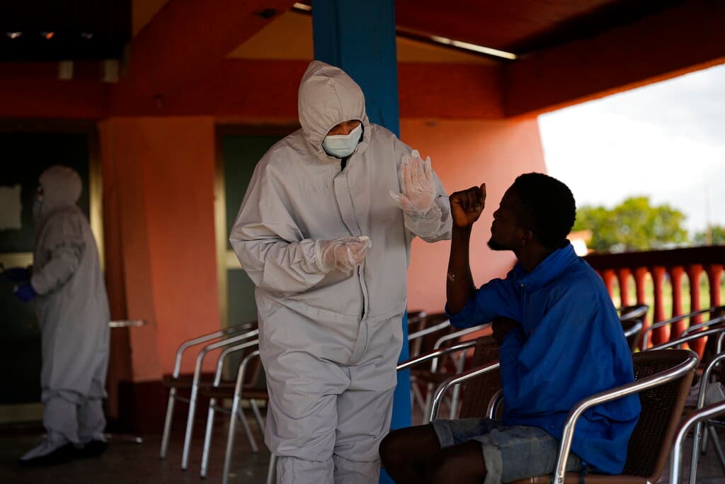 Miguel Ángel Fernández, jefe de la Cruz Roja en la provincia de Villa Clara, indicó que los 842 haitianos habían recibido atención médica y primeros auxilios. “Ellos se encuentran en cuarentena”, dijo a la AP, y añadió que estarán en esas condiciones entre 72 horas y cinco días.