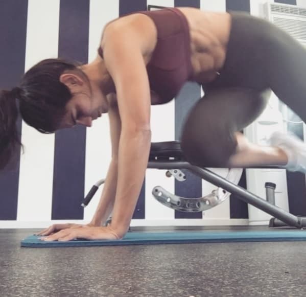 La actriz comparte rutinas para brazo, abdómen o glúteos, según lo que sus seguidores le pidan.