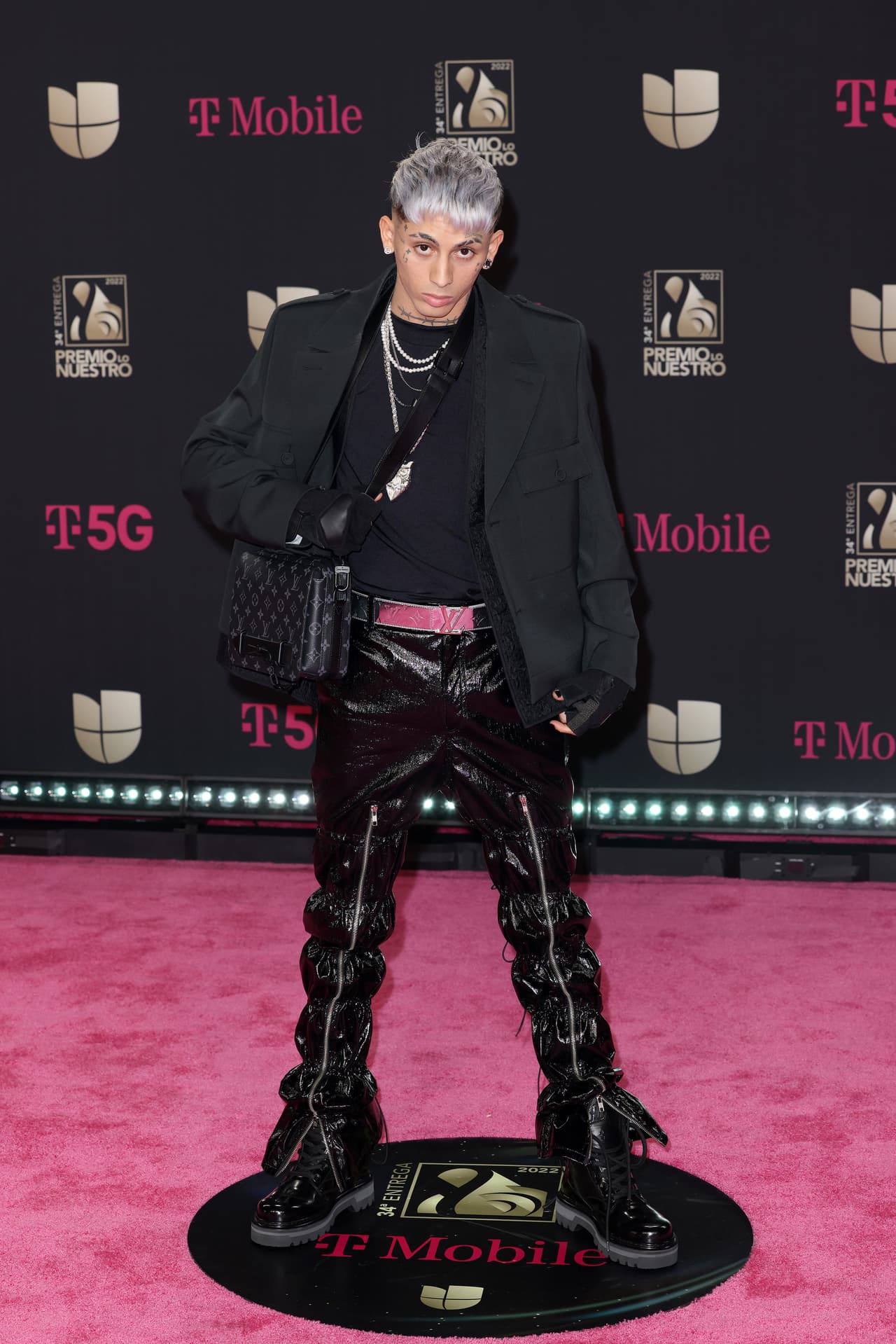 El argentino 
<b>Khea</b>, intérprete de ‘Ayer me llamó mi ex’, también llevó un atuendo excéntrico previo a su cambio de look para su presentación musical.