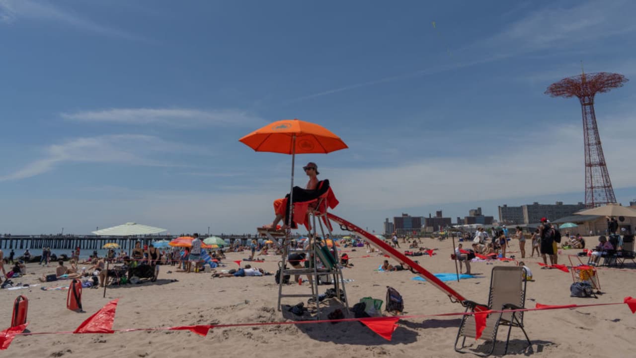 Este Labor day 
<b>es el penúltimo fin de semana que abren las playas y piscinas públicas de la Ciudad de Nueva York</b>, por lo que es una excelente opción para celebrar el final no oficial del Verano.
<br>
<br>Revisa cómo llegar a ellas en 
<b><a href="https://www.univision.com/local/nueva-york-wxtv/playas-nueva-york-subway-aumentara-frecuencias-verano" target="_blank">transporte público en este enlace</a></b>.