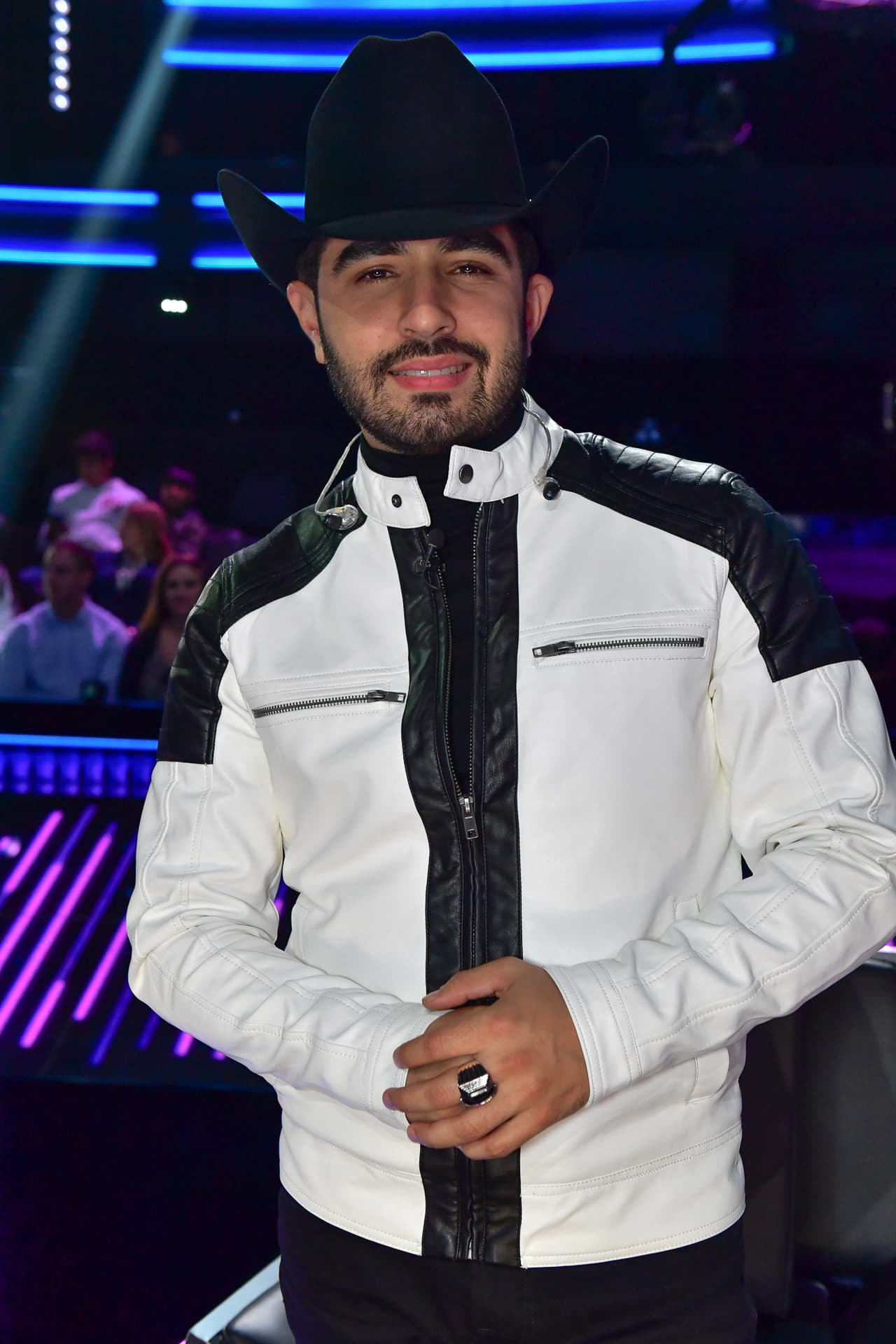 Otro que lució un estilo 'refrescante' fue Joss Favela. Todo gracias a esta chaqueta de GBG de piel y detalles acolchados que le dieron un toque de elegancia a este clásico informal.