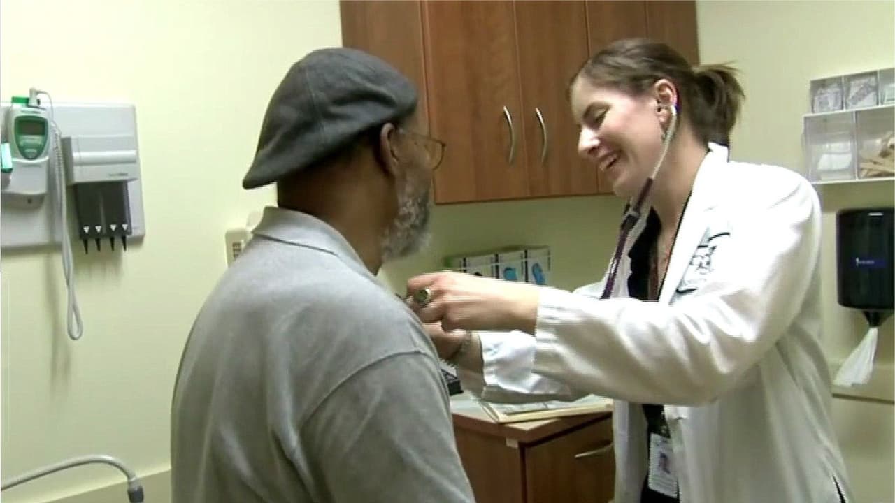 "Es un lujo enfermarse en el país": Millones permanecen en empleos para conservar su seguro médico en EEUU