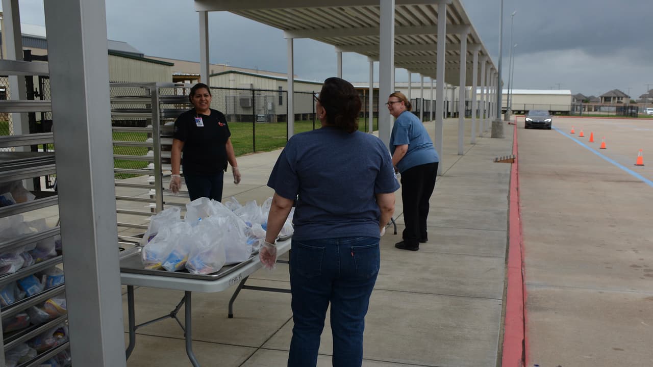 La entrega de comidas se realiza con todas las medidas de higiena y seguridad por parte del distrito escolar. 
<a href="https://www.univision.com/local/houston-kxln/coronavirus-estas-son-las-escuelas-que-ofrecen-alimentos-a-los-alumnos-durante-el-cierre">Aquí puedes encontrar la lista de las escuelas participantes. </a>