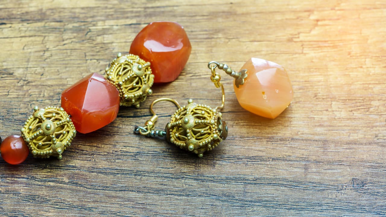 La cornalina tiene una importante acción energética, ya que aseguran que ayuda a solucionar problemas estomacales y reumas producidos por tensión.