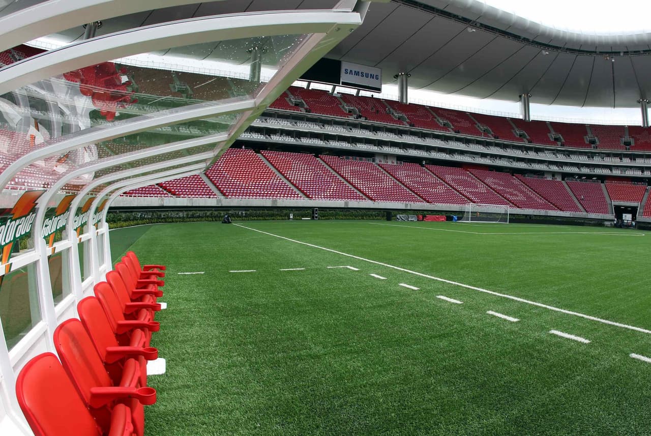 Uno de los aspectos controversiales del flamante inmueble era el césped sintético. Johan Cruyff arribó en 2011 y solicitó su cambio por natural.