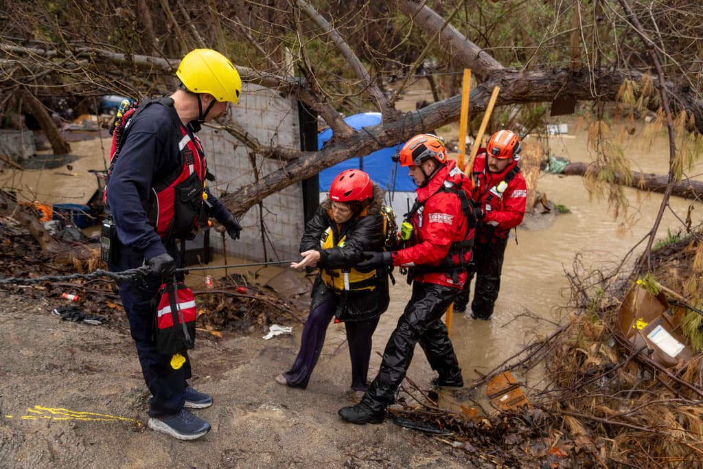 La corriente, que arrastraba escombros y rocas, complicaba la salida del lugar. Los indigentes comenzaron a gritar por auxilio y algunas personas que los escucharon llamaron al 9-1-1, activándose los Bomberos de San Bernardino.