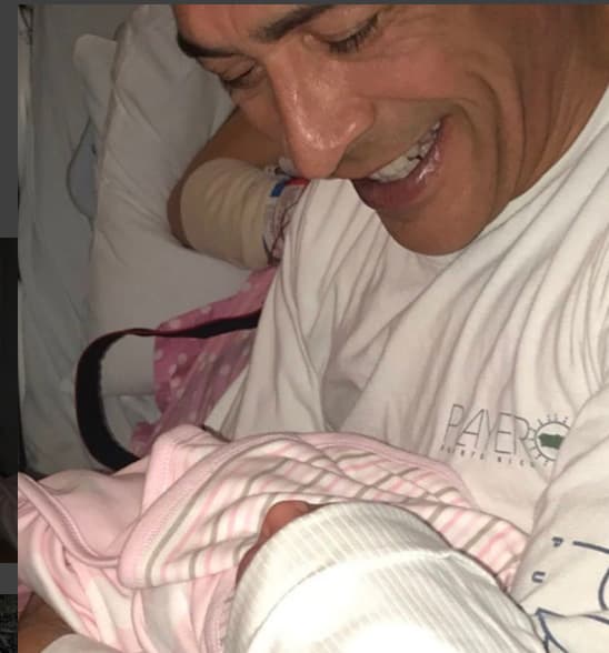 Johnny Lozada es un abuelo orgulloso y esta es la primera foto con su nieta que nació el 8 de febrero.