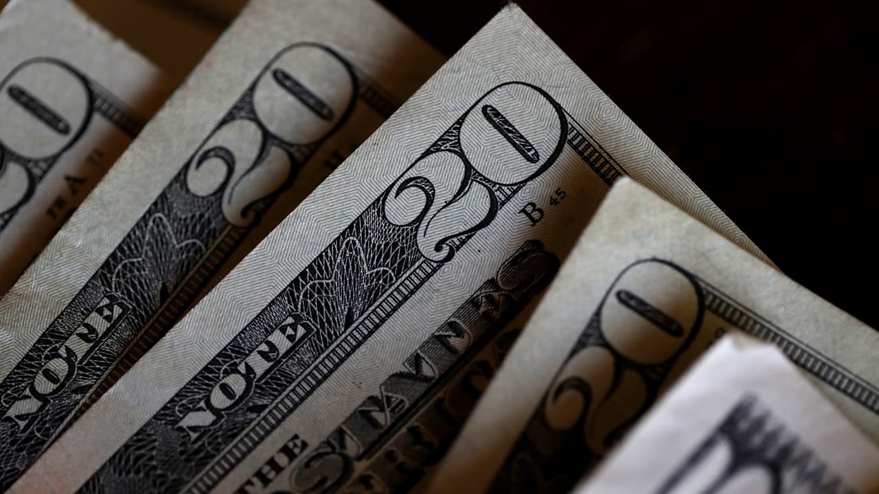 Irma Treviño, vocera del IRS, dijo que los estafadores pueden contactar a sus víctimas a través de mensajes de textos, correos electrónicos o mensajes por las redes sociales.