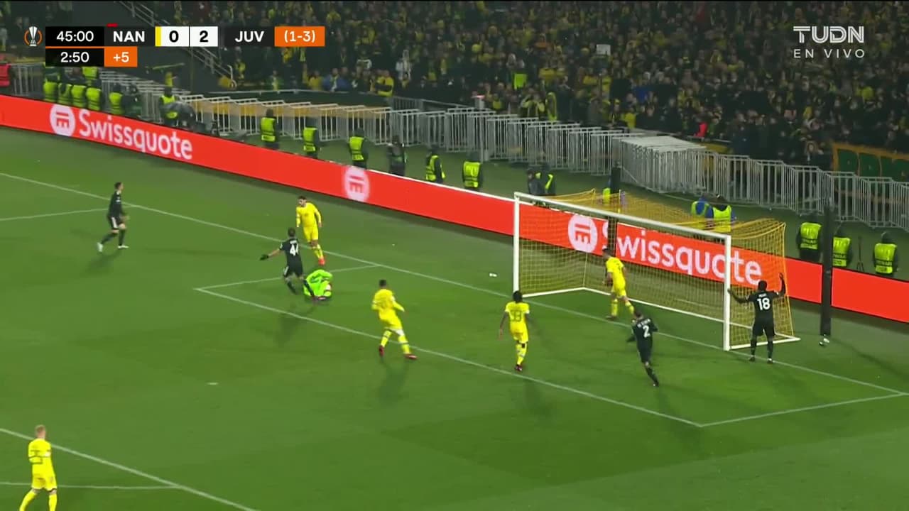 ¡CERCA! Filip Kostic disparó que se estrella en el poste.