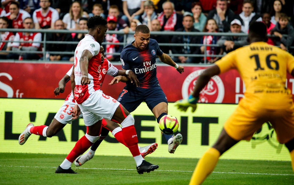 En el minuto 59 del encuentro Kylian Mbappé (centro) anotó el gol del descuento para el PSG.