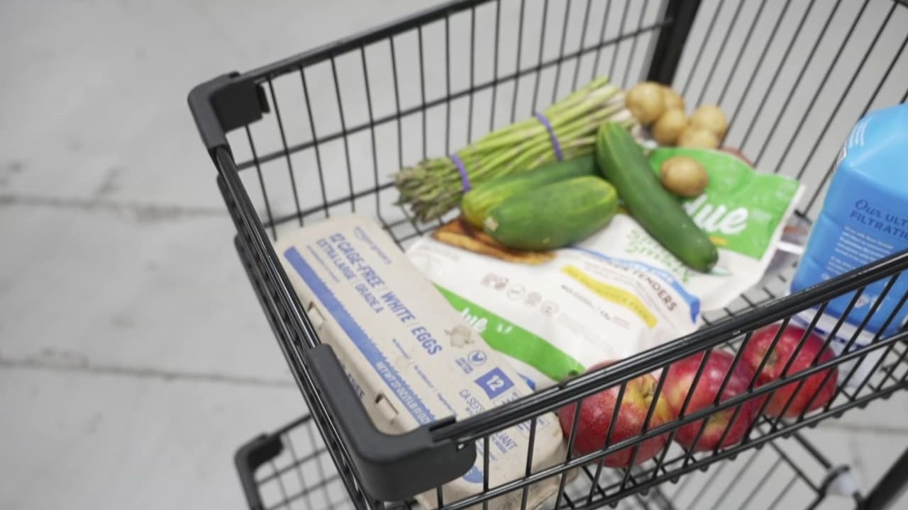 "Nos ayudan a calmar el hambre": El relato de madres que recurren a bancos de alimentos para alimentar a sus hijos