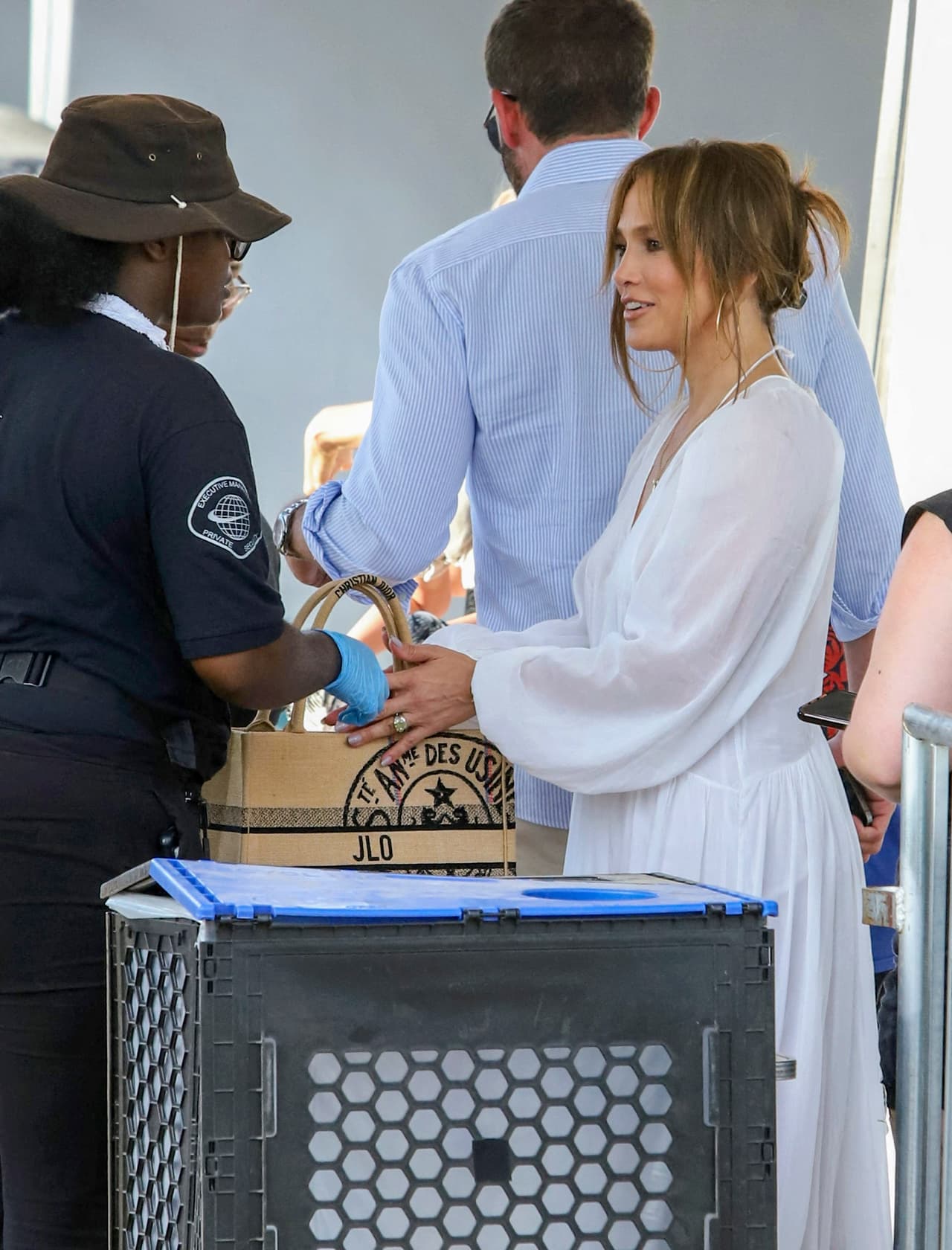 Hubo quienes saltaron las barricadas para escapar ante la amenaza de un posible tiroteo.
<br>