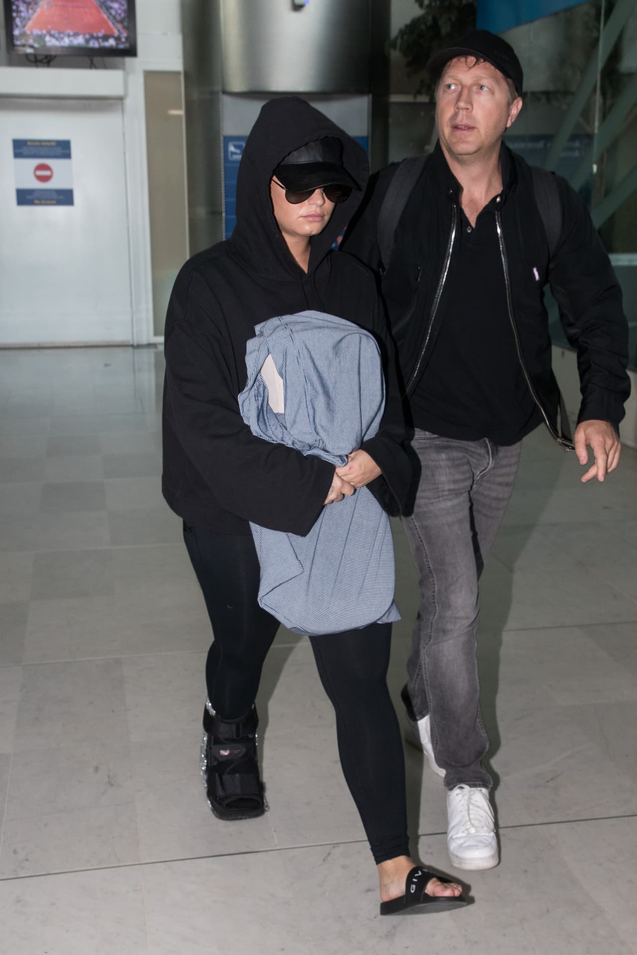 “Lo siento por los fans que perdí, que me vieron caer de nuevo. 
<b>Quiero ser un modelo a seguir</b>, pero solo soy humana”, canta. El tema no precisa el contexto en que ocurrió la recaída y si fue en más de una ocasión.