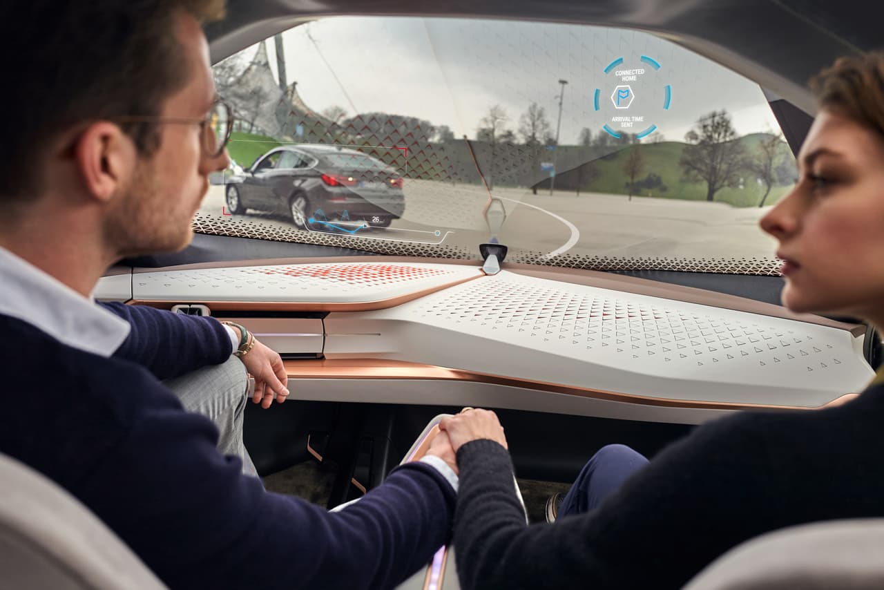 <b>BMW</b> entró con fuerza al mundo del manejo autónomo habiendo presentado varios autos conceptuales donde ha ido explorando y expandiendo los límites de la tecnología. En el campo de la realidad el fabricante alemán formalizó una alianza con Intel y con Mobileye con la meta de tener un vehículo 100% autónomo en las calles para el año 2021.