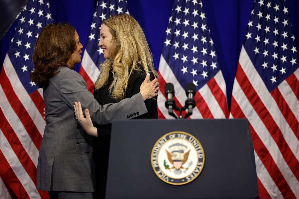 La vicepresidenta, Kamala Harris, abraza a Kate Cox, la mujer de Texas a la que se le negó un aborto el año pasado. Harris habló sobre derechos reproductivos en el Ritchie Coliseum en el campus de la Universidad de Maryland, este 24 de junio de 2024 en College Park, Maryland, en el segundo aniversario del fallo de la Corte Suprema que revocó Roe v. Wade y anuló las protecciones federales al aborto.