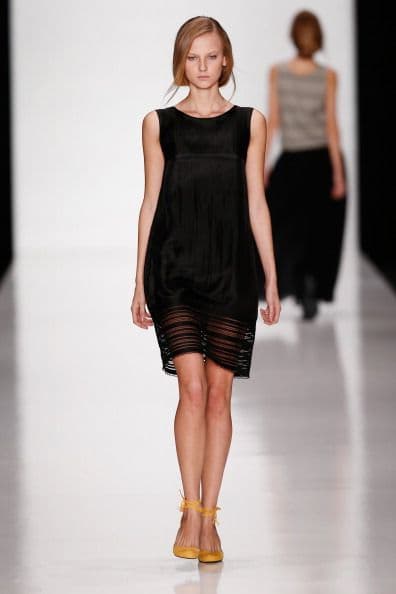 Unas delgadas y muy túpidas rayas translúcidas te darán un toque súper femenino y nada vulgar, ideal para ir al trabajo o acudir a alguna cena formal.